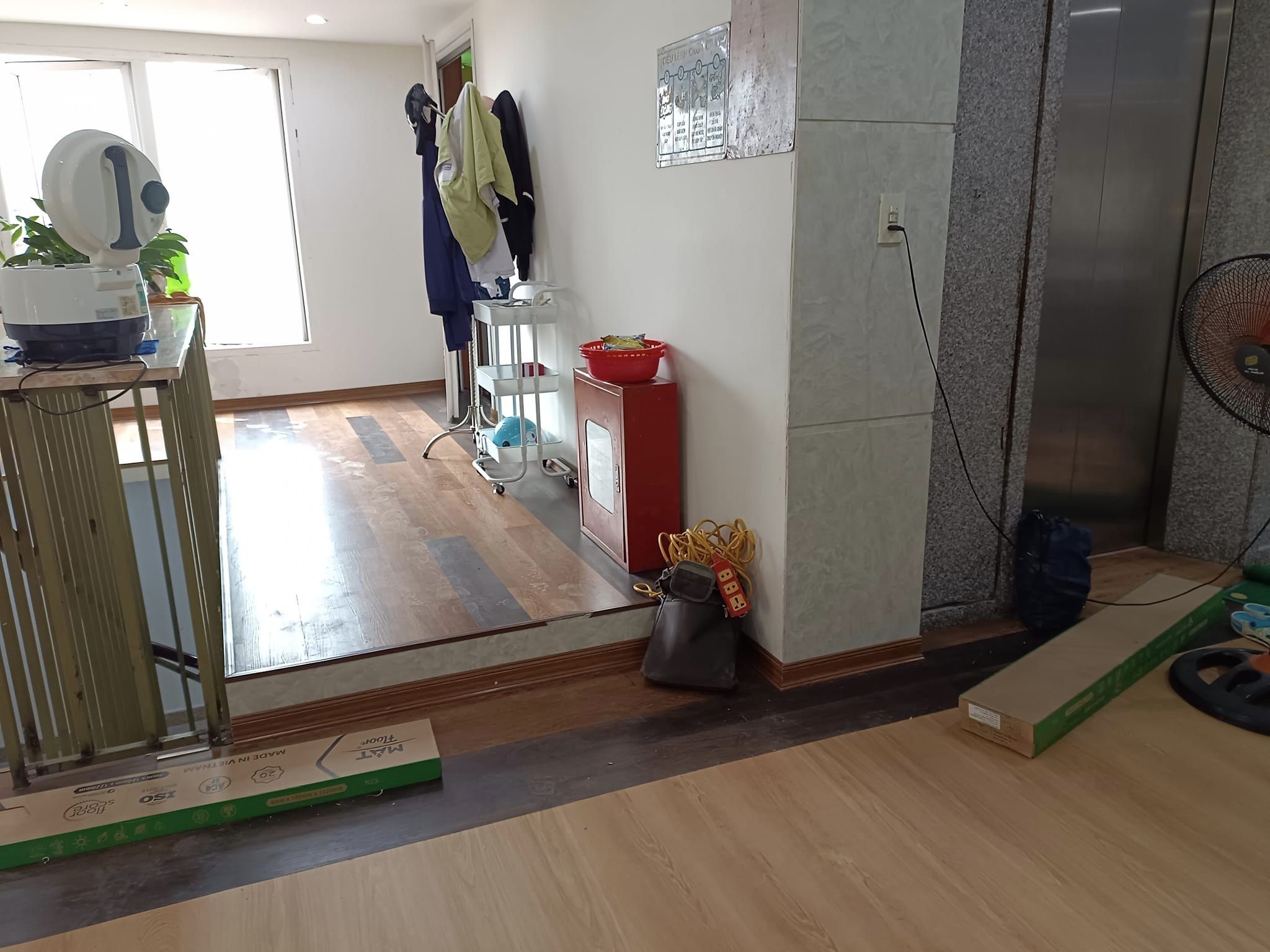 Lắp đặt sàn nhựa vân gỗ cho khách tại Hải Phòng
